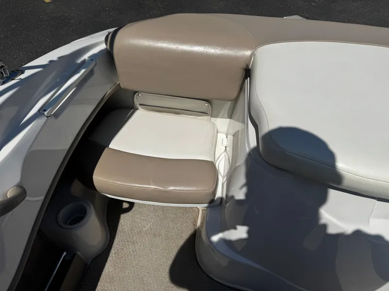 Slide: The Image of Interior of a 2006 Four Winns 180 Horizon boat. - 12