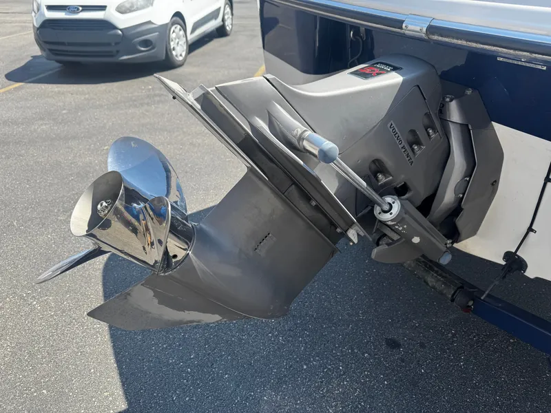 Slide: The Image of 2006 Four Winns 180 Horizon boat motor and propeller. - 13