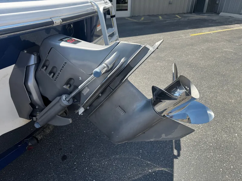 Slide: The Image of 2006 Four Winns 180 Horizon boat motor with Volvo Penta drive. - 14