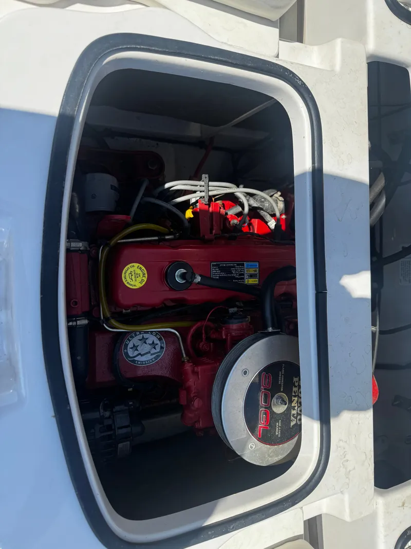 Slide: The Image of Engine compartment of a 2006 Four Winns 180 Horizon boat. - 15