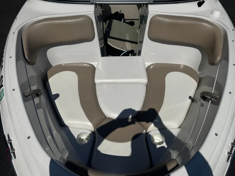 Slide: The Image of Interior of a 2006 Four Winns 180 Horizon boat. - 6
