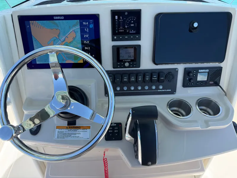 Slide: The Image of Boston Whaler 250 Dauntless 2023 - 12