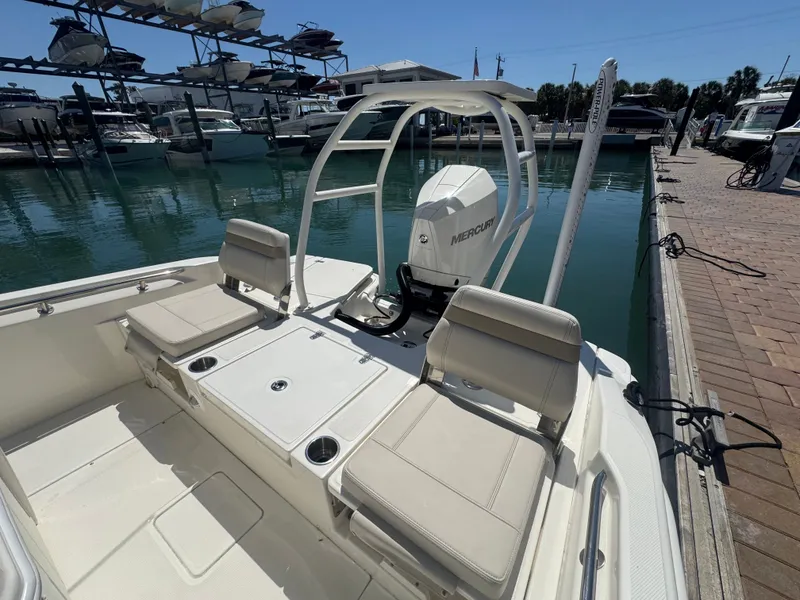 Slide: The Image of Boston Whaler 250 Dauntless 2023 - 14