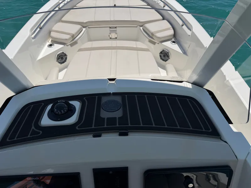 Slide: The Image of Boston Whaler 250 Dauntless 2023 - 6