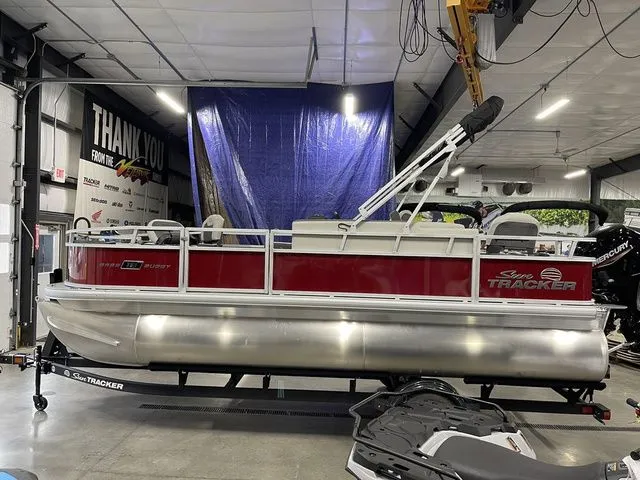 Slide: The Image of Sun Tracker Bass Buggy 18 DLX 2026 - 11