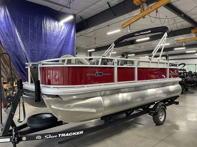 Slide: The Image of Sun Tracker Bass Buggy 18 DLX 2026 - 12