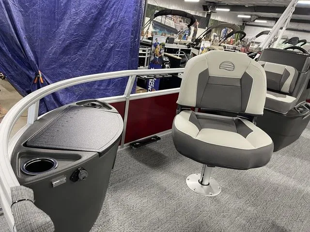Slide: The Image of Sun Tracker Bass Buggy 18 DLX 2026 - 14