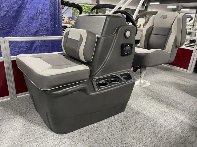 Slide: The Image of Sun Tracker Bass Buggy 18 DLX 2026 - 17