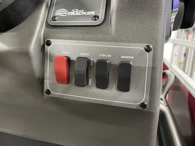 Slide: The Image of Sun Tracker Bass Buggy 18 DLX 2026 - 23