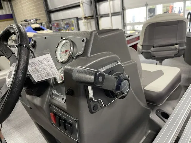 Slide: The Image of Sun Tracker Bass Buggy 18 DLX 2026 - 24