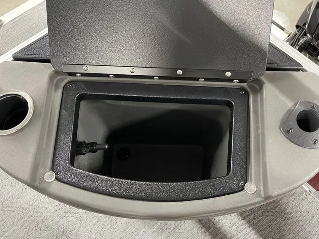 Slide: The Image of Sun Tracker Bass Buggy 18 DLX 2026 - 27