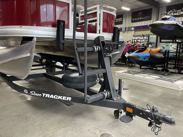 Slide: The Image of Sun Tracker Bass Buggy 18 DLX 2026 - 3