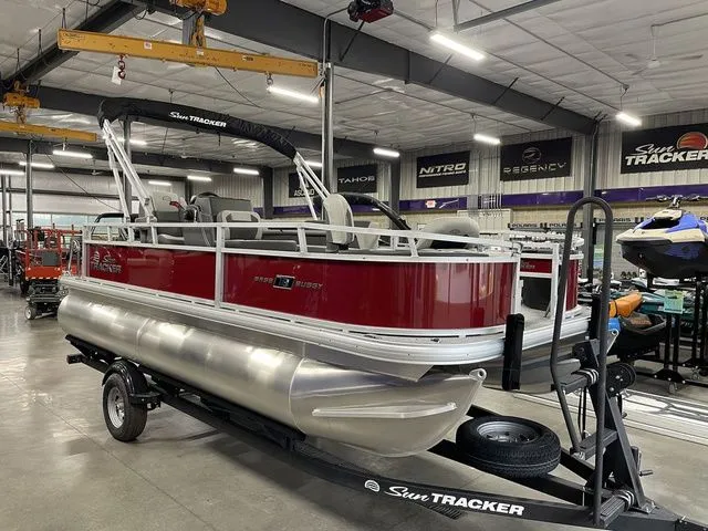 Slide: The Image of Sun Tracker Bass Buggy 18 DLX 2026 - 4
