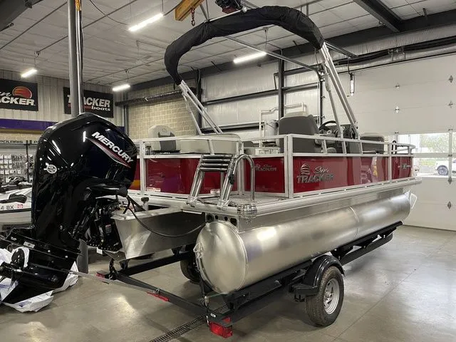 Slide: The Image of Sun Tracker Bass Buggy 18 DLX 2026 - 5