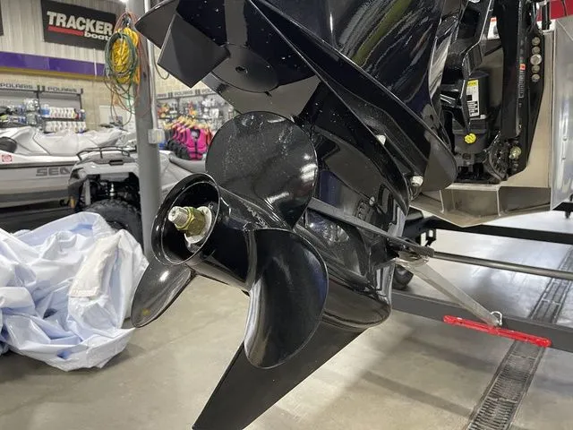 Slide: The Image of Sun Tracker Bass Buggy 18 DLX 2026 - 9
