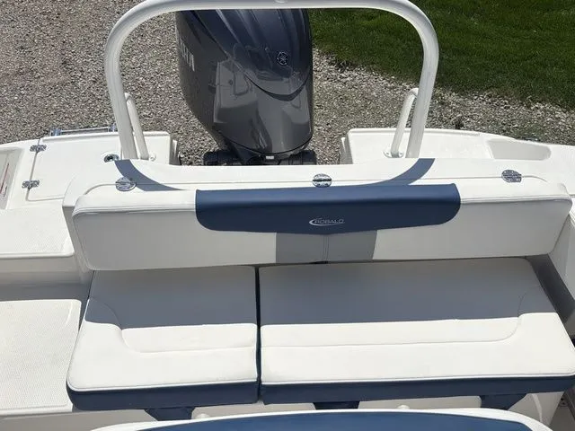 Slide: The Image of Robalo R202 Explorer 2026 - 10