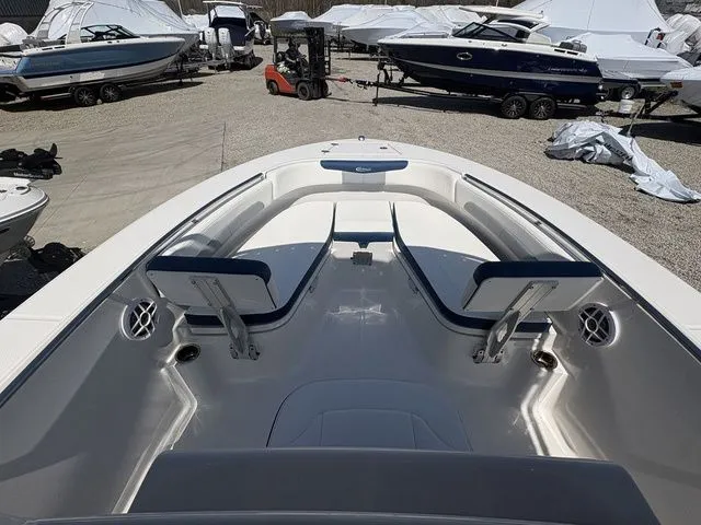 Slide: The Image of Robalo R202 Explorer 2026 - 5