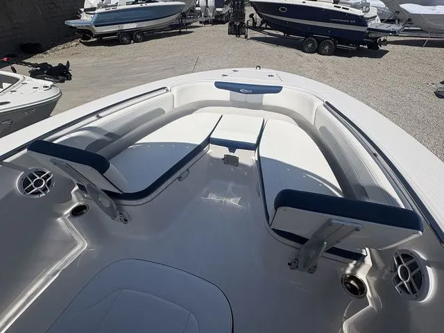 Slide: The Image of Robalo R202 Explorer 2026 - 6