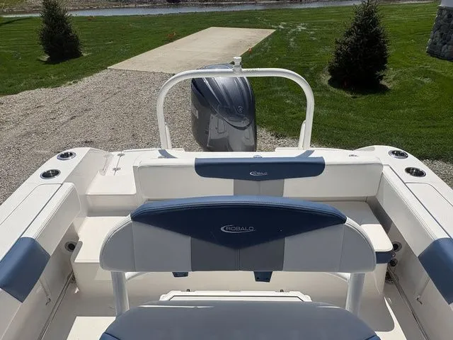 Slide: The Image of Robalo R202 Explorer 2026 - 8