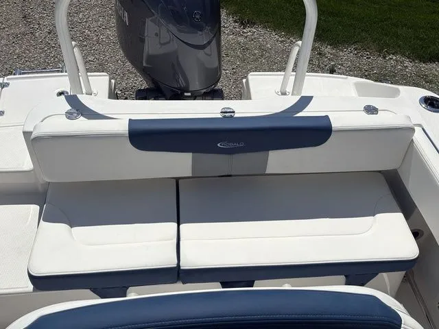 Slide: The Image of Robalo R202 Explorer 2026 - 9