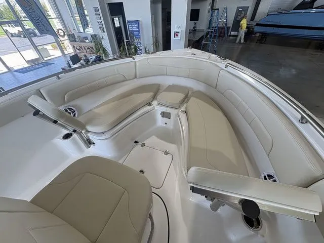 Slide: The Image of Robalo R222 Explorer 2026 - 4