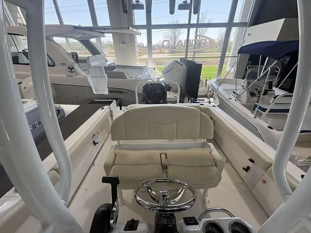 Slide: The Image of Robalo R222 Explorer 2026 - 5