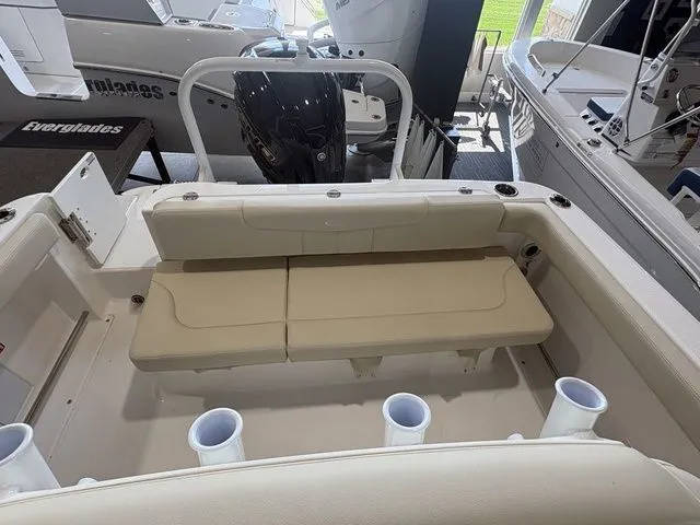 Slide: The Image of Robalo R222 Explorer 2026 - 8