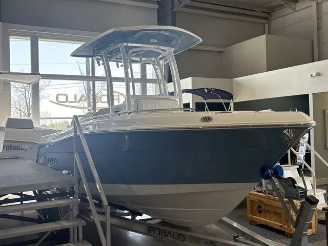 Slide: The Image of Robalo R222 Explorer 2026 - 9