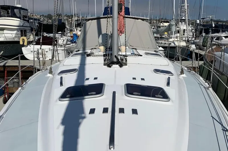 Slide: The Image of Sailboat deck view of 2000 Hunter 460 model in marina setting. - 18
