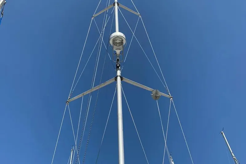 Slide: The Image of Mast of a 2000 Hunter 460 sailboat against a clear blue sky. - 19