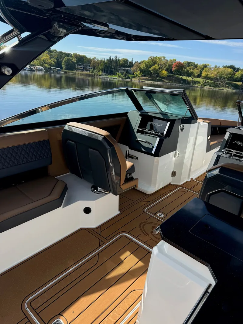 Slide: The Image of Cobalt R33 Surf 2024 - 4