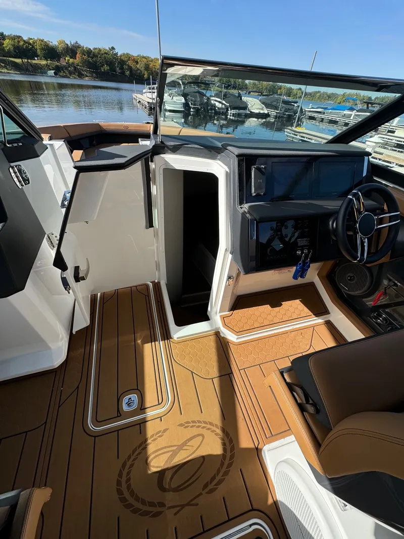 Slide: The Image of Cobalt R33 Surf 2024 - 7