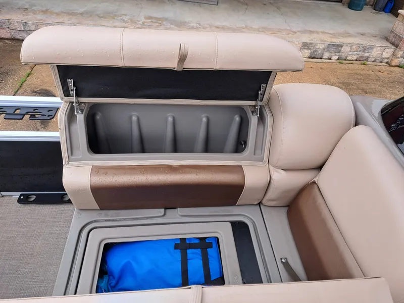 Slide: The Image of Sun Tracker FB20 DLX 2022 - 15