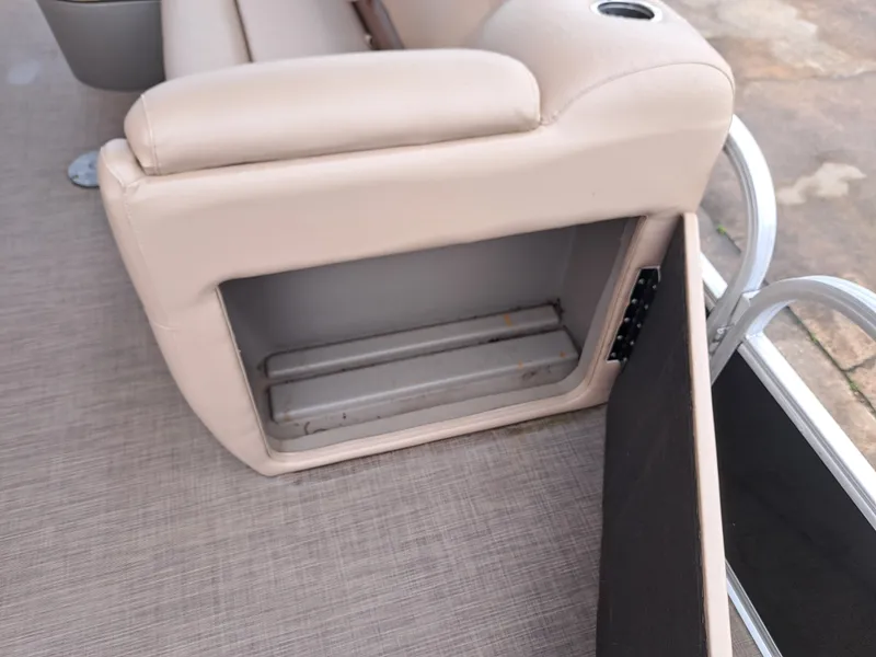 Slide: The Image of Sun Tracker FB20 DLX 2022 - 17