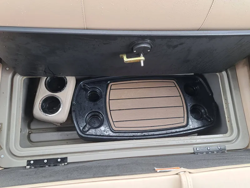 Slide: The Image of Sun Tracker FB20 DLX 2022 - 19