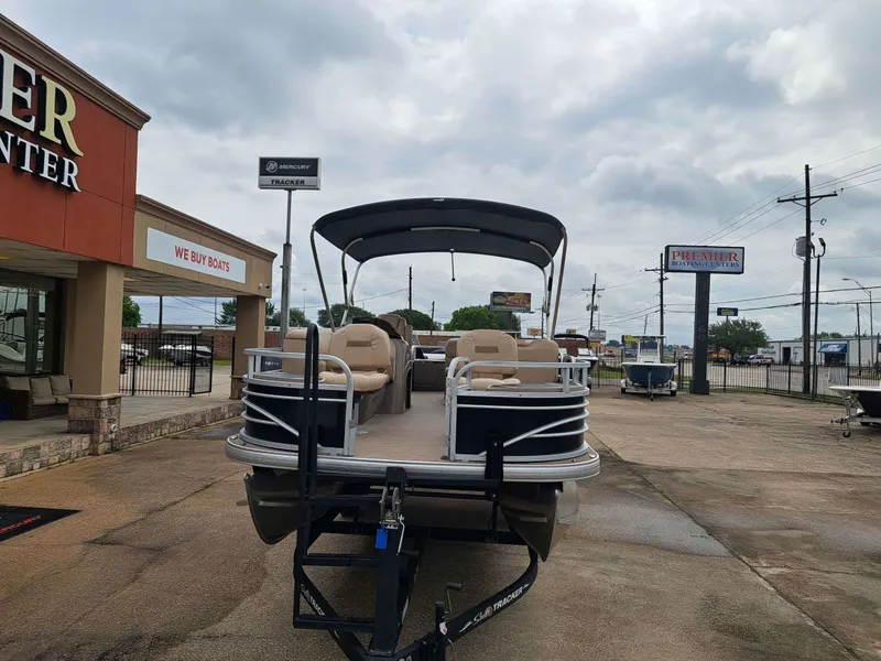 Slide: The Image of Sun Tracker FB20 DLX 2022 - 6