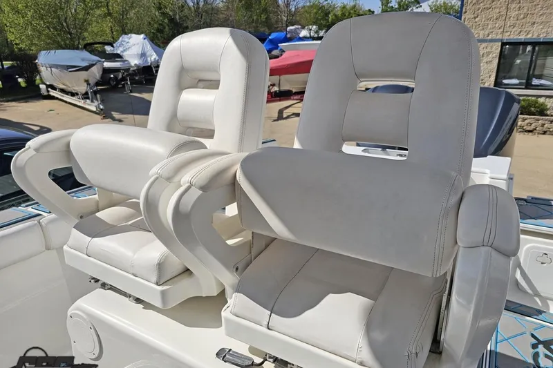 Slide: The Image of White leather seats on a 2013 Sea Fox 286 Commander boat. - 67