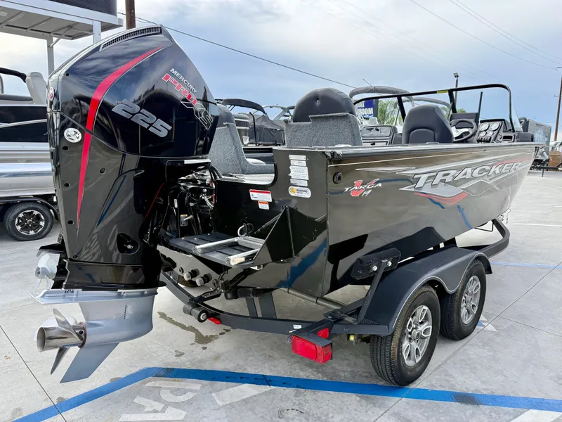 Slide: The Image of Tracker TARGA V-19 WT w/ 225Mercury Pro XS and a 9.9HP Mercury Kicker! 2022 - 4