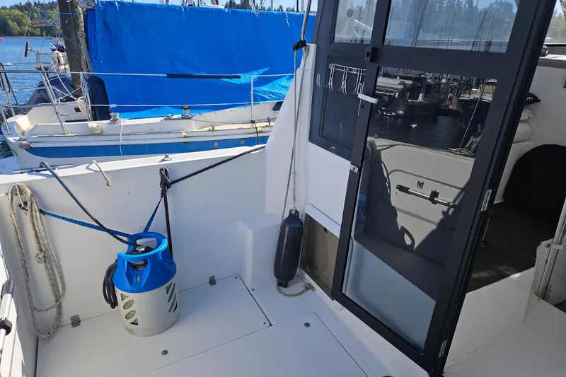 Slide: The Image of 2002 Bayliner 2859 Ciera Classic boat deck with propane tank and marina view. - 11