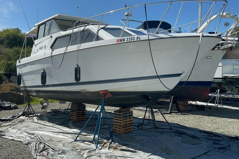 Slide: The Image of 2002 Bayliner 2859 Ciera Classic boat on stands, outdoor storage. - 20