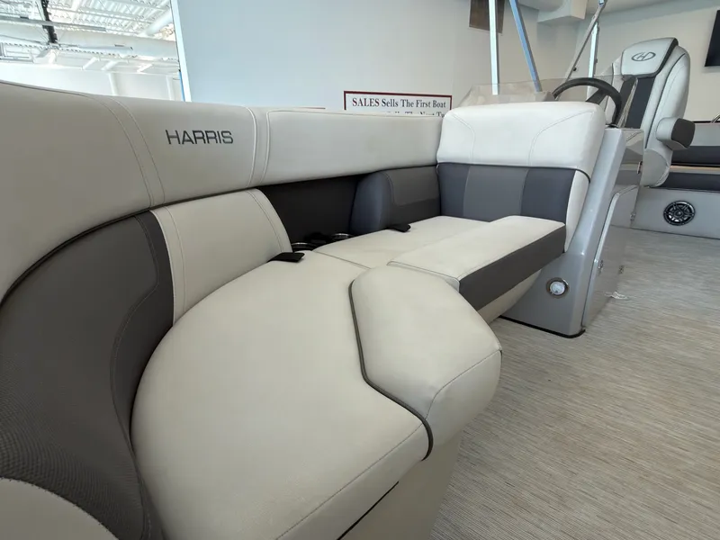 Slide: The Image of Harris Cruiser 210 2023 - 18