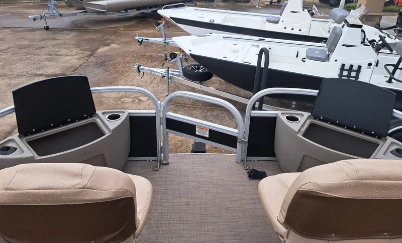 Slide: The Image of Sun Tracker FB20 DLX 2022 - 14