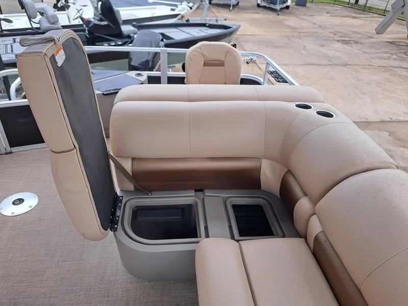 Slide: The Image of Sun Tracker FB20 DLX 2022 - 21