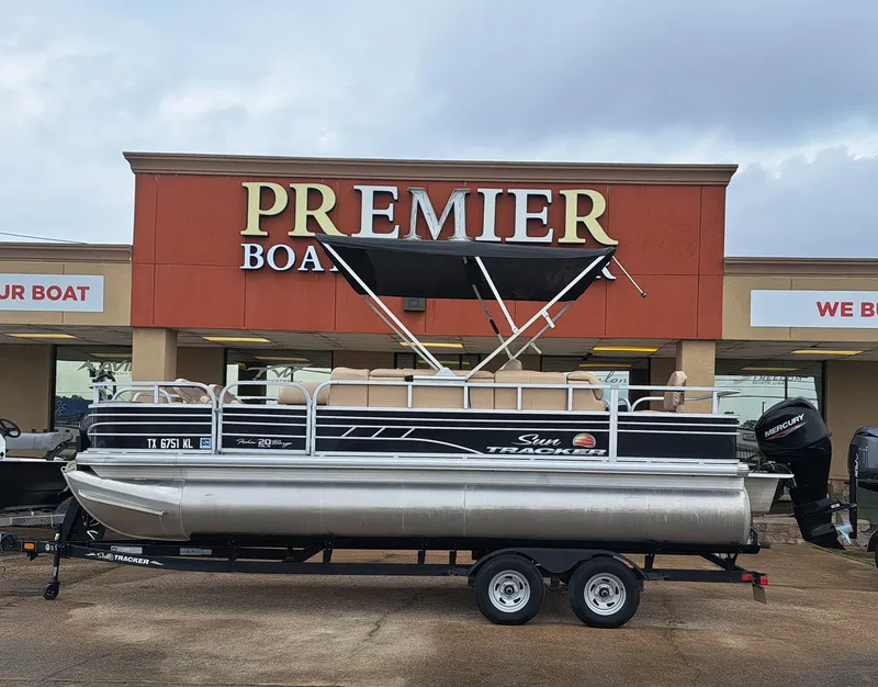 The Image of Sun Tracker FB20 DLX 2022 - 1