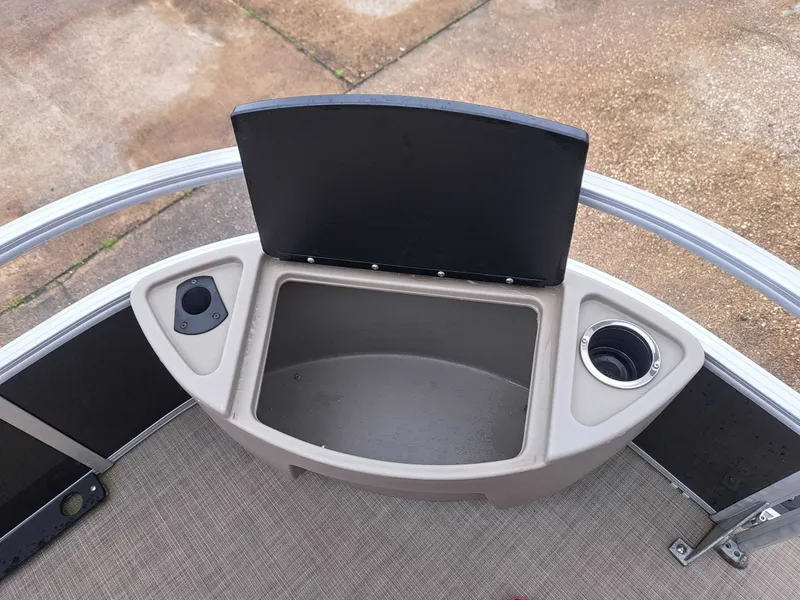 Slide: The Image of Sun Tracker FB20 DLX 2022 - 12