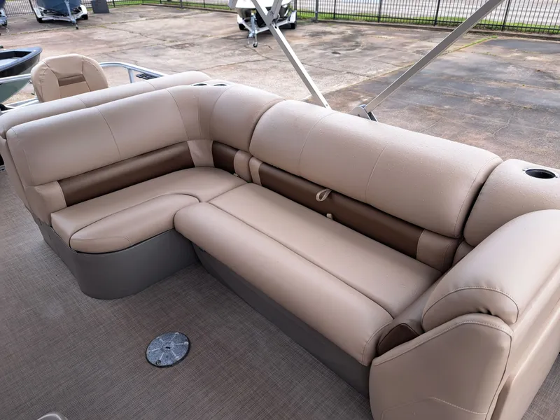 Slide: The Image of Sun Tracker FB20 DLX 2022 - 18