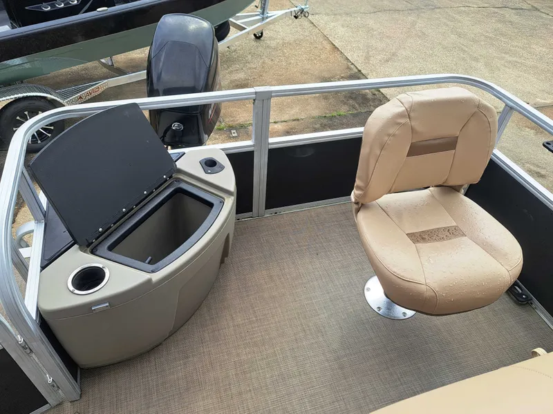 Slide: The Image of Sun Tracker FB20 DLX 2022 - 24