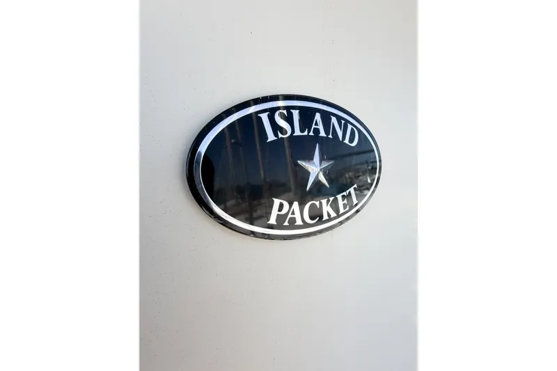 Slide: The Image of Island Packet SP Cruiser 2007 logo on boat exterior. - 15