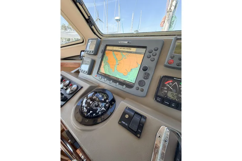Slide: The Image of 2007 Island Packet SP Cruiser navigation console with GPS and compass. - 40