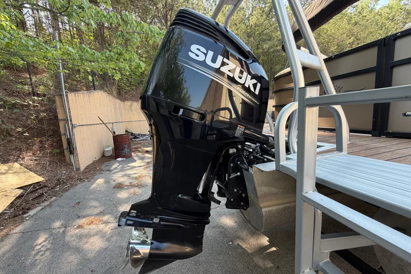 Slide: The Image of 2019 Bentley Pontoons 250/253 Elite Admiral with Suzuki outboard motor. - 12